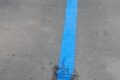 CAIVANO. Operatori disegnano le strisce blu e non si “accorgono” di averle dipinte sulla carcassa di un topo morto.