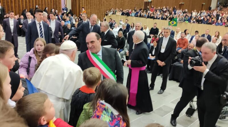 Papa Francesco ringrazia la città di Postiglione e la Diocesi di Teggiano  per aver accolto 31 bambini orfani dall'Ucraina. — Vita Web TV