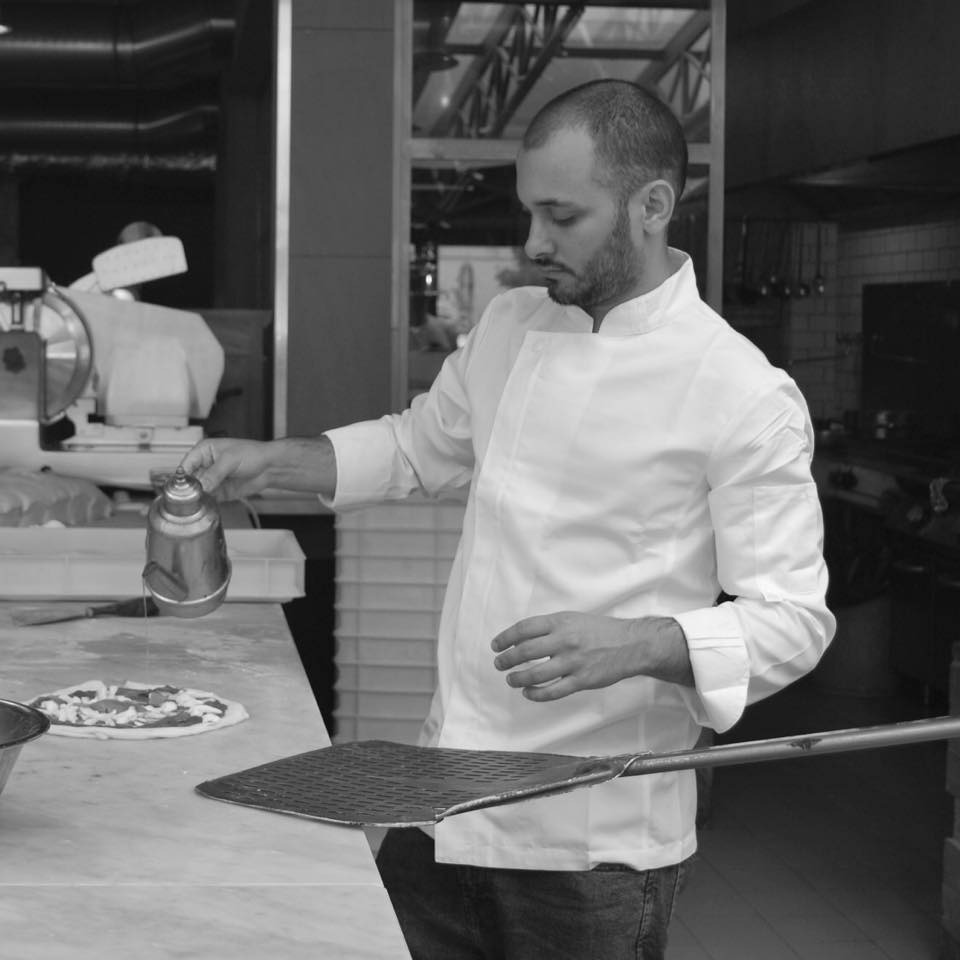 NAPOLI. Mega pizzeria all'aperto con l'Istituto Alberghiero D'Este  Caracciolo del Rione Sanità. A prepararla il maestro frattese Ciro di Maio, che  gestisce un'accorsata pizzeria a Brescia. Appuntamento in piazza San  Vincenzo, il