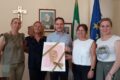 Rosa Samnium APS” ricevuta a Pietrelcina:donata al sindaco Salvatore Mazzone una tela simbolo della lotta al tumore al seno