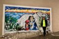 TRENTINARA, Fernando Mangone dedica un murales a Lucio Dalla: la Preta ’Ncatenata rivive sulle note di “Anna e Marco”. Il Maestro trasforma la celebre leggenda di Saul e Isabella in un'opera di arte pubblica ispirata al capolavoro di Lucio Dalla. Un omaggio alla poesia, all'amore e a uno dei luoghi simbolo del Cilento.
